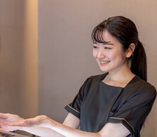 女性スタッフが笑顔で応対している様子